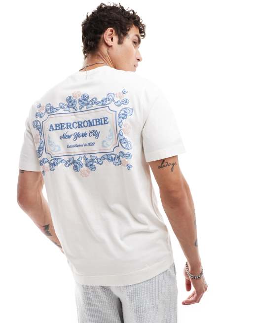 Abercrombie & Fitch - T-shirt bianca vestibilità classica con stampa fantasia del logo sulla tasca e sul retro