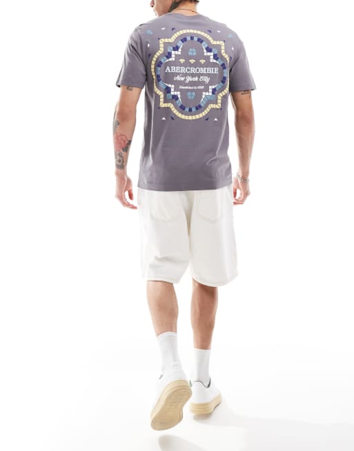 Abercrombie & Fitch - T-shirt grigio medio vestibilità classica con stampa fantasia del logo sulla tasca e sul retro