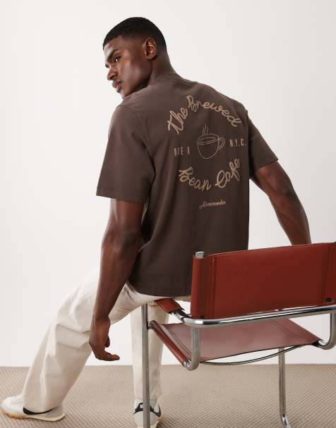Abercrombie & Fitch – T-Shirt in Braun mit Kaffeegrafik auf dem Rücken - view 1