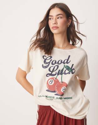 Abercrombie & Fitch - T-Shirt in Weiß mit Lucky-Cherry-Print und U-Boot-Ausschnitt