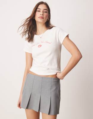 Abercrombie & Fitch - T-Shirt in Weiß mit Raglanärmeln und Lippenstift-Print auf der Brust