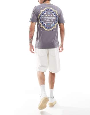 Abercrombie & Fitch - T-shirt met klassieke pasvorm en tegelachtige logoprint op de zak en op de achterkant in middengrijs