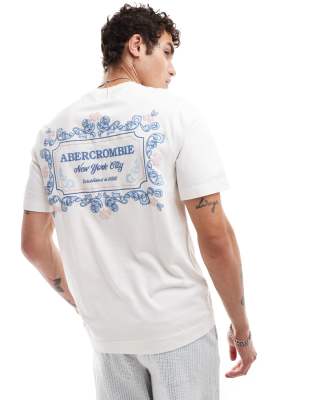 Abercrombie & Fitch - T-shirt met klassieke pasvorm en tegelachtige logoprint op de zak en op de achterkant in wit