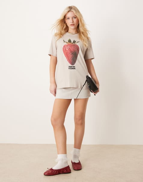 Abercrombie & Fitch - T-shirt met korte mouwen en aardbeiprint in beige - view 1