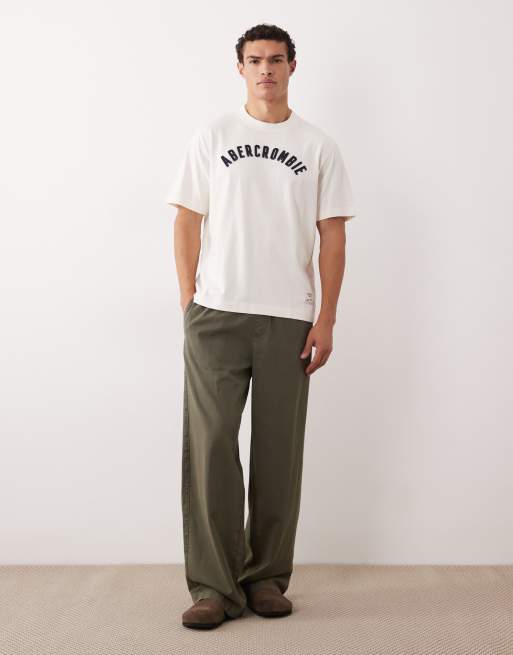 Abercrombie & Fitch – T-Shirt mit Logo-Aufnäher in Weiß, 2 von 5