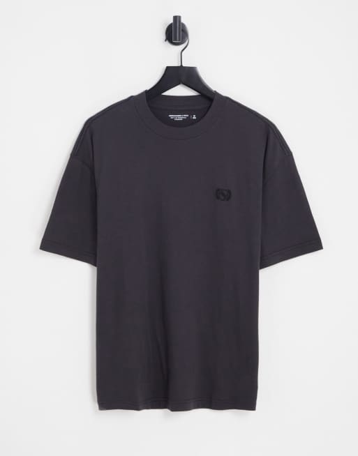 Abercrombie & Fitch - T-shirt nera con stemma con logo