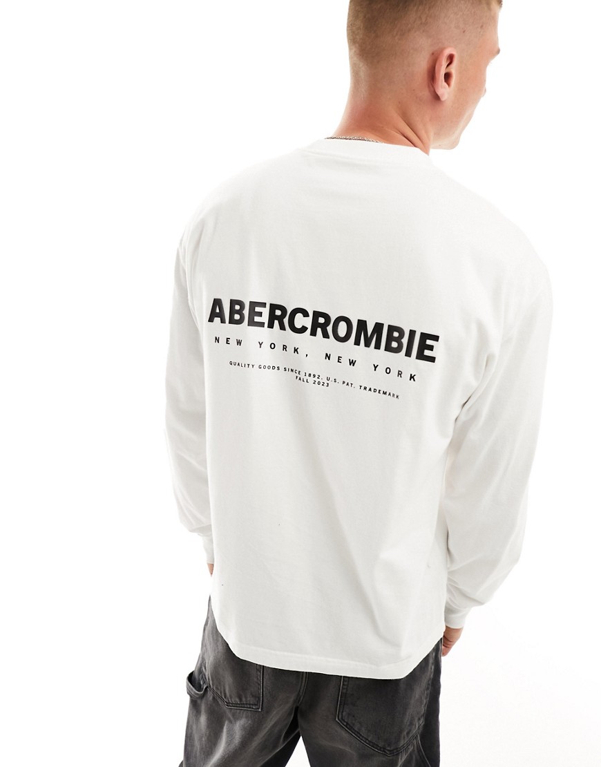 abercrombie & fitch - t-shirt oversize a maniche lunghe bianca con logo sul petto e sulla schiena-bianco