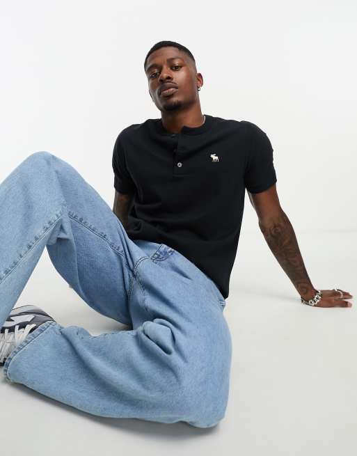 Abercrombie & Fitch - T-shirt serafino nera con logo