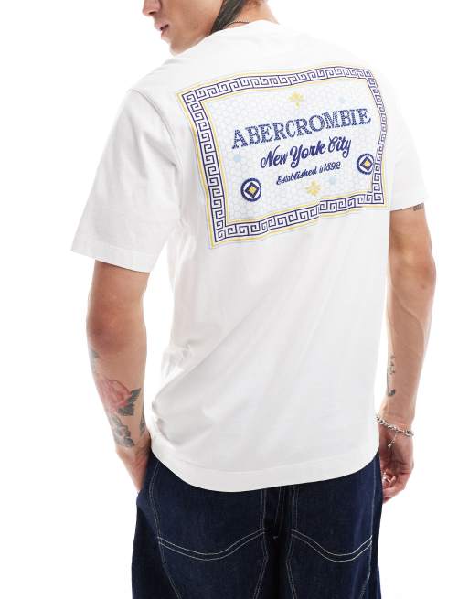 Abercrombie & Fitch - T-shirt vestibilità classica bianca con stampa fantasia del logo al centro della schiena