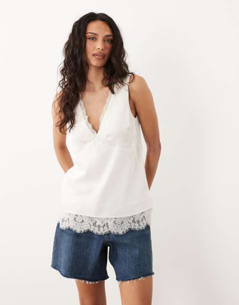 Abercrombie & Fitch - Top a canottiera taglio lungo bianco con orlo in pizzo e scollo a V sul davanti - view 1