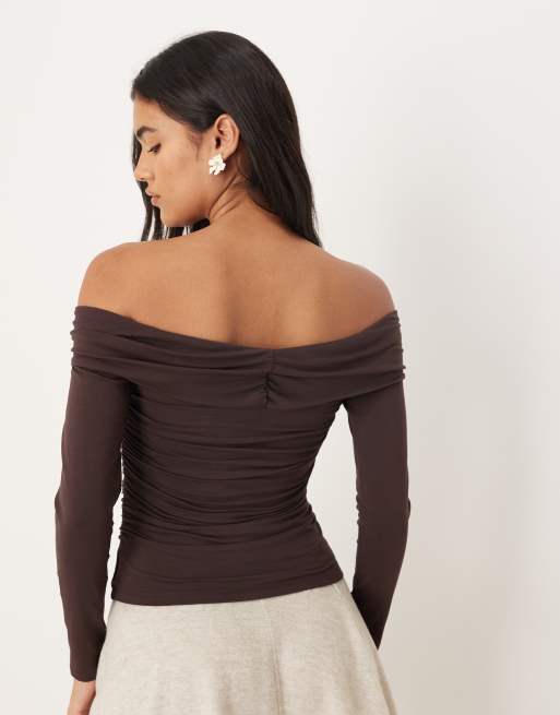Abercrombie & Fitch - Top a maniche lunghe marrone con spalle scoperte e dettaglio in metallo, 4 di 4