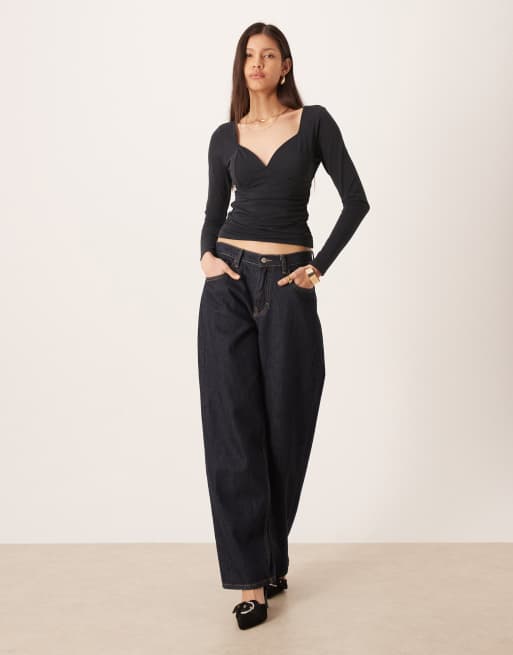 Abercrombie & Fitch - Top a maniche lunghe nero con scollo a cuore e reggiseno integrato, 3 di 4