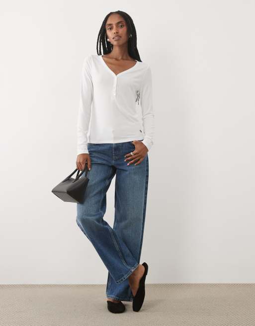 Abercrombie & Fitch - Top bianco a coste con scollo serafino e maniche lunghe, 2 di 4