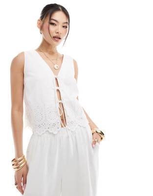 Abercrombie & Fitch - Top in misto lino allacciato sul davanti con dettagli traforati bianco in coordinato