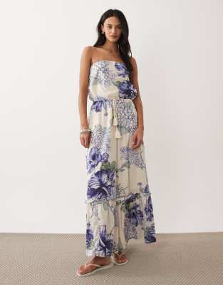 Abercrombie & Fitch - Trägerloses, gestuftes Maxikleid in Cremeweiß mit Blumenmuster