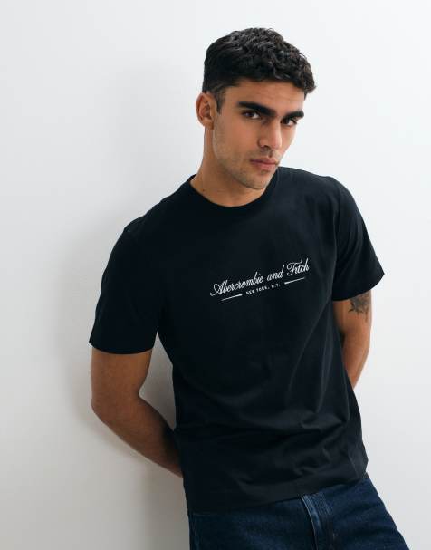 Abercrombie & Fitch – Trend – Svart t-shirt med skriftlogga framtill - view 1