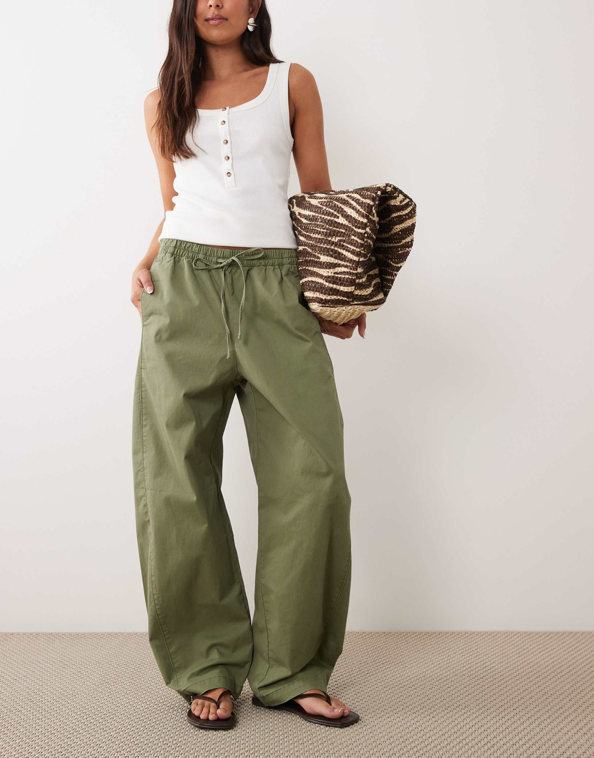 abercrombie & fitch twill barrel fit pants in olive