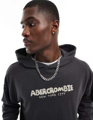 Abercrombie & Fitch - Vasket sort hættetrøje med kædesyet logobroderi i fransk terry-stof