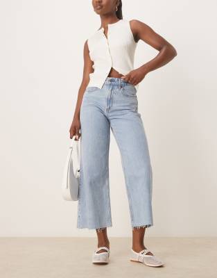 Abercrombie & Fitch - Verkürzte Jeans in mittelblauer Waschung mit weitem Bein und unversäubertem Saum