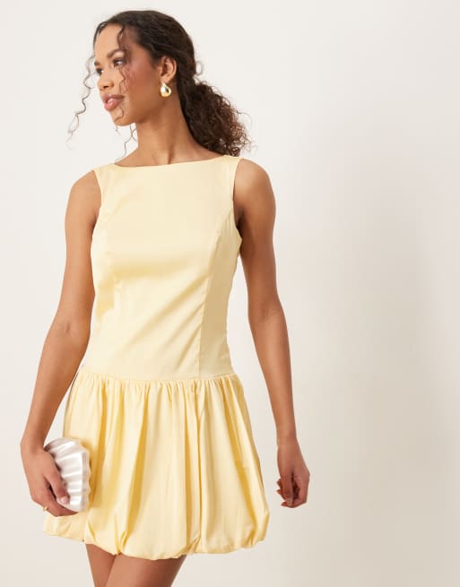 Abercrombie & Fitch - Vestito corto accollato e senza maniche con gonna a palloncino giallo aperto dietro