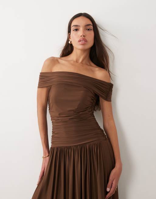 Abercrombie & Fitch - Vestito lungo marrone con spalle scoperte e vita scesa, 3 di 4
