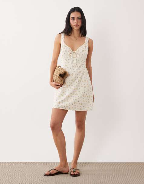 Abercrombie & Fitch – Vit, blommig miniklänning i milkmaid-modell med rysch - view 1