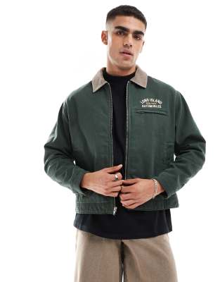 Abercrombie & Fitch – Workwear – Kurze Jacke aus Twill in verwaschenem Dunkelgrün mit Rückenprint und Reißverschluss vorne