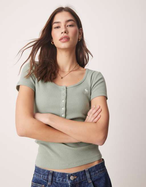 Abercrombie & Fitch – Zielony T-shirt z krótkimi rękawami, dekoltem button up i logo