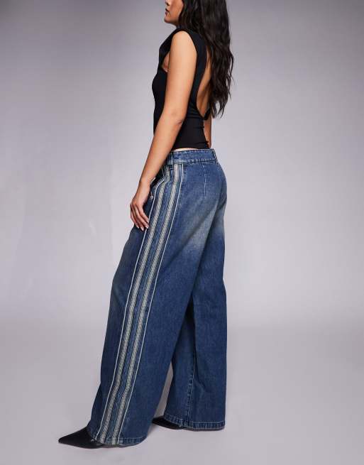 Abrand Jeans – 99 – Mega-Baggy-Jeans in mittlerer Waschung mit seitlichen Streifen, 3 von 5