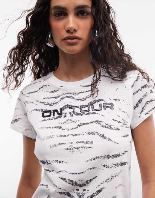 Abrand Jeans – Knapp geschnittenes T-Shirt in Weiß mit Zebraprint und Logo , 2 von 4