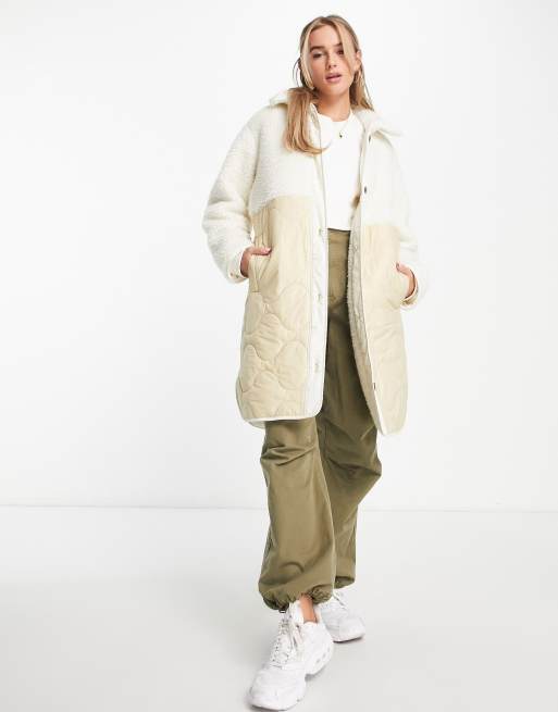 Abrecrombie & Fitch – Longline-Steppmantel mit Kunst-Schaffell in Hellbraun