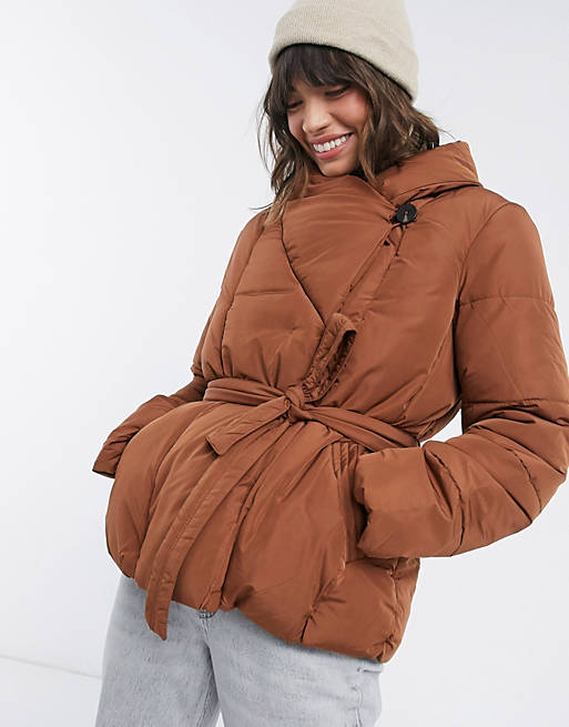 Abrigo acolchado de color marrón con lazada en la cintura de Vila
