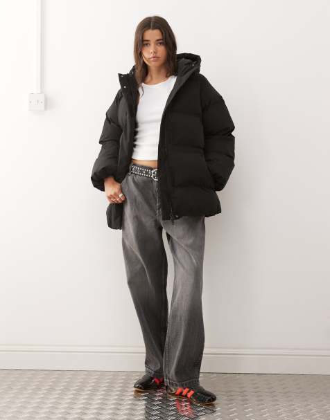 Abrigo acolchado negro con detalle entallado y capucha desmontable de Weekday - view 1