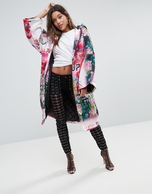 Abrigo acolchado tipo kimono con estampado en toda la prenda de ASOS