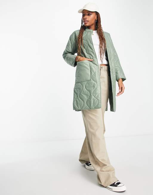 Abrigo caqui ligero con diseño guateado ondulado de Miss Selfridge 