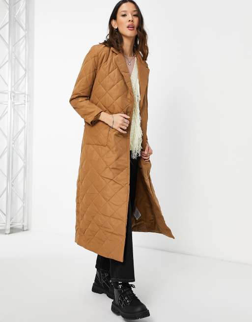 Abrigo color camel acolchado con cintura anudada de Only