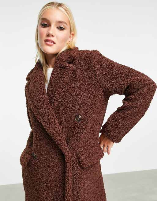 Abrigo color chocolate largo de borreguito de Miss Selfridge | ASOS