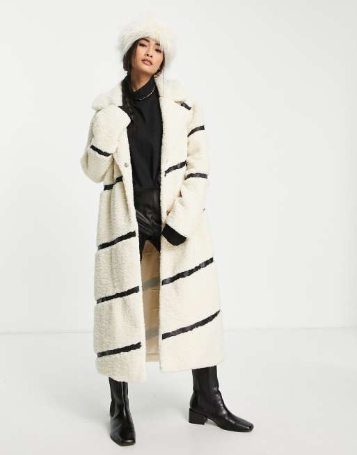 Abrigo color crema con diseño de paneles de borreguito y cuero sintético de River Island