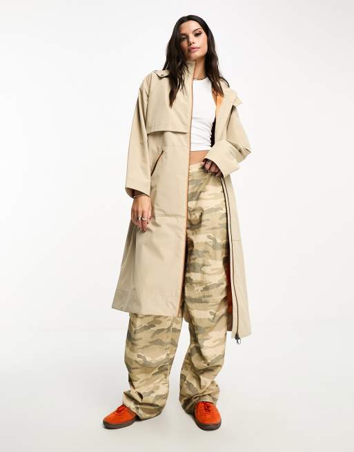Abrigo color piedra con capucha y resistente al agua exclusivo de Barbour x ASOS, 2 de 4