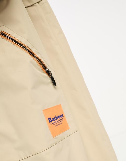 Abrigo color piedra con capucha y resistente al agua exclusivo de Barbour x ASOS, 4 de 4
