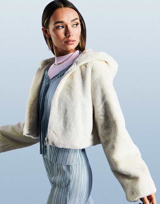 Abrigo corto color crema con capucha de piel sintética de ASOS DESIGN