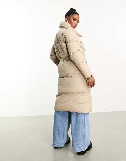 Abrigo de plumas color piedra extragrande con cuello esmoquin