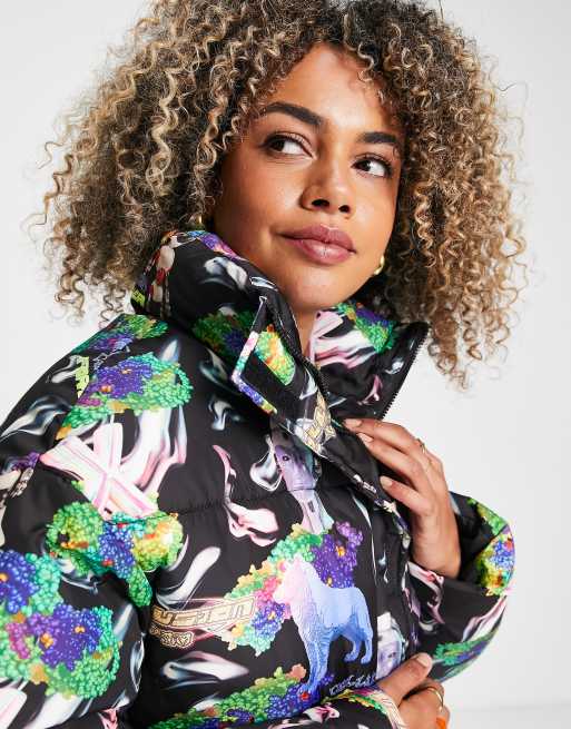 Abrigo de plumas corto acolchado con estampado multicolor de COLLUSION