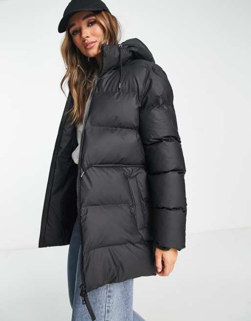 Abrigo de plumas negro impermeable con cordón ajustable en la cintura de Rains