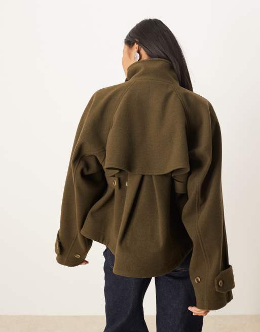 Abrigo de vestir corto verde oliva con detalle de capa de ASOS DESIGN Petite, 3 de 4