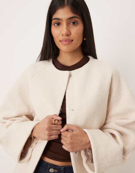 Abrigo de vestir largo color avena sin solapas de bouclé de ASOS DESIGN, 4 de 4
