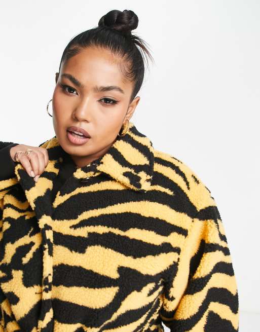 Abrigo largo amarillo con estampado de tigre y cinturón de tejido tipo peluche exclusivo de Pieces Curve, 3 de 4