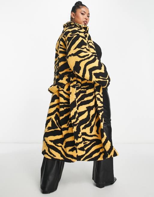 Abrigo largo amarillo con estampado de tigre y cinturón de tejido tipo peluche exclusivo de Pieces Curve, 4 de 4