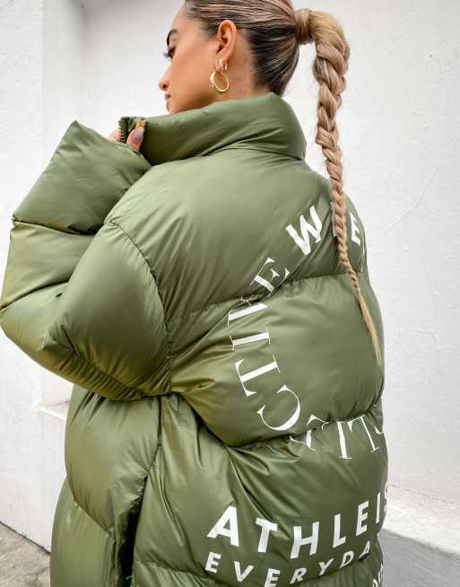 Abrigo largo caqui acolchado con estampado gráfico en la espalda de ASOS Weekend Collective, 3 de 4