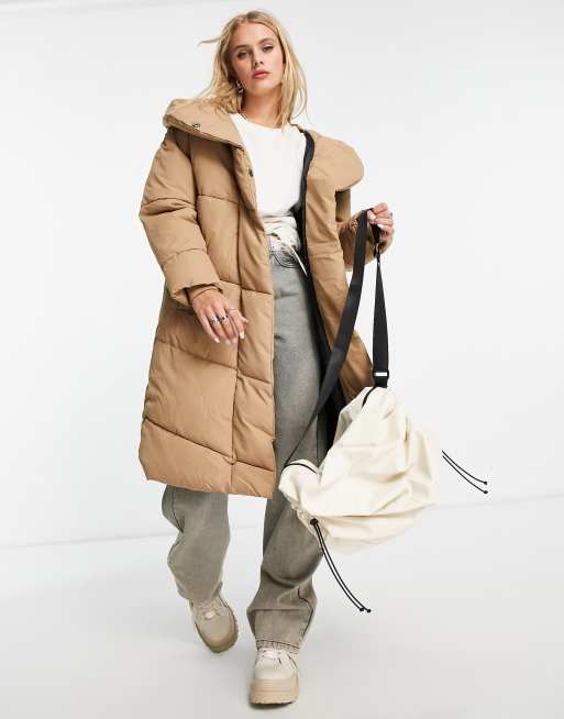 largo color camel acolchado con capucha de Noisy May |